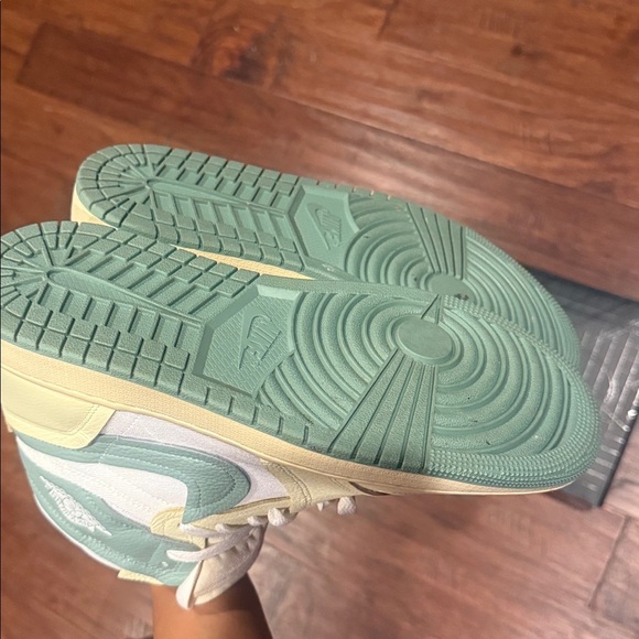 🎄 Christmas Sale 🎄 Size 10 Nike Air Jordan 1 Green Beige & White - Worn Once - Picture 5 of 13
